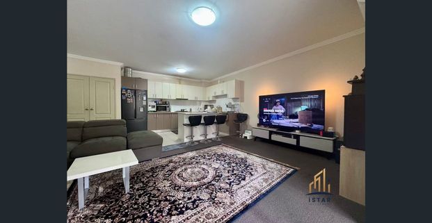 SPACIOUS TWO-BEDROOM APARTMENT - CLOSE TO TRAIN STATION - Photo 1