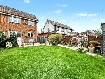 3 bedroom semi-detached house to rent - Photo 2