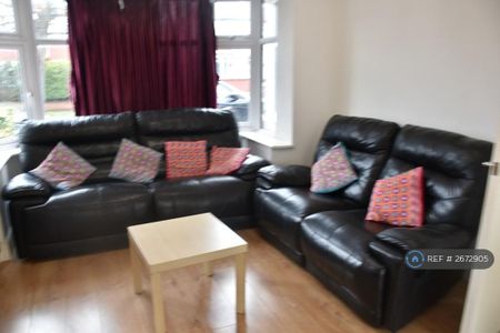 4 bedroom semi-detached house to rent - Photo 2