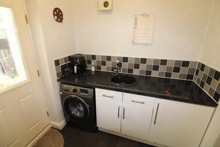 4 bedroom detached house to rent - Photo 2