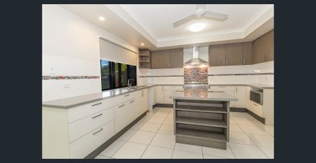 SPACIOUS FAMILY LIVING + MEDIA ROOM + SOLAR + NO REAR NEIGHBOURS - Photo 5