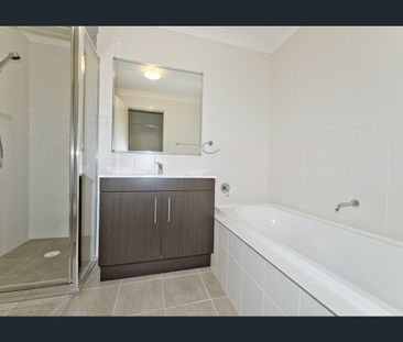 FAMILY HOME IN PENRITH CBD - Photo 4