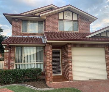 Spacious Townhouse! - Photo 2