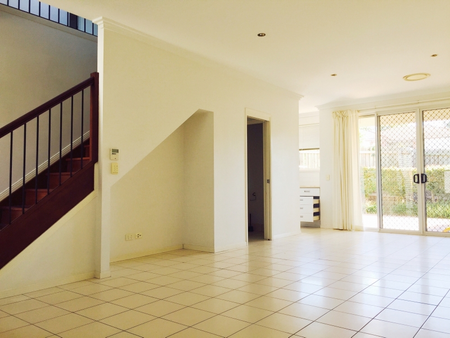 Fully air-conditional & Furnished 3 bedroom townhouse in SALISBURY & COOPERS PLAINS - Photo 3