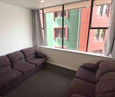 LOCATION LOCATION LOCATION: neat and tidy 2x bedroom apartment - Photo 2