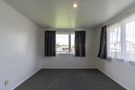 Recently Refurbished Three Bedroom - Photo 3