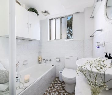 Two Bedroom Apartment In Convenient Location - Photo 1