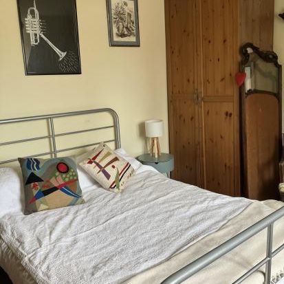 Pretty bedroom in artistic flat - Photo 1