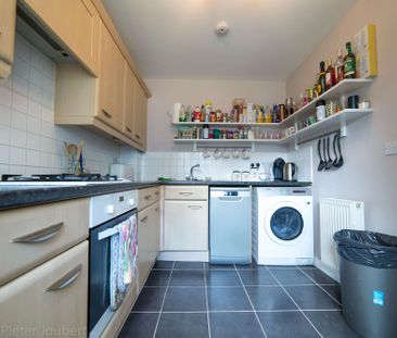 Gorgeous ALL ENSUITE house with lounge & garden Room 3 - Photo 4