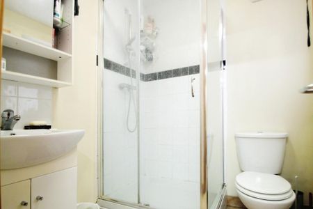 3 bedroom flat to rent - Photo 5