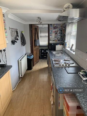 1 bedroom in a house share to rent - Photo 4