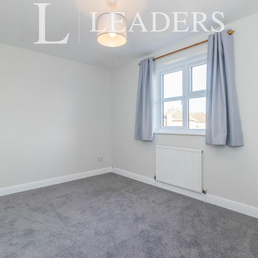 2 bedroom house to rent St. Andrews Gardens, Cobham, KT11 - Photo 1