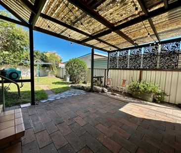 BEAUTIFUL LIGHT FILLED HOME! - 6 Months only - Photo 4