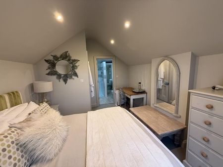 Quiet, private room in south west London, good transport connections, ideal for light traveller - Photo 3