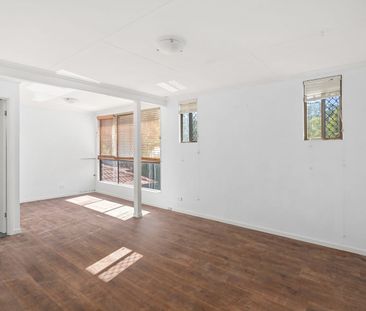 4 bedroom beauty with a pool! - Photo 1