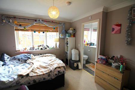 6 bedroom detached house to rent - Photo 2