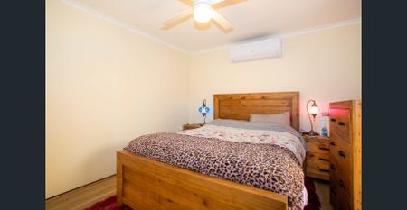 BEAUTIFUL COTTAGE STYLE HOME - Photo 2