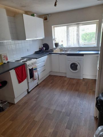 1 bedroom in a flat share to rent - Photo 3