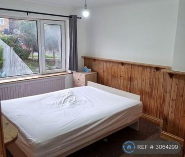 4 bedroom semi-detached house to rent - Photo 3