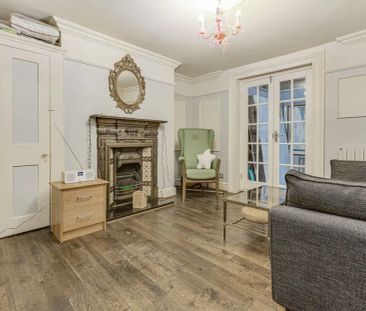 3 bedroom flat in London - Photo 2