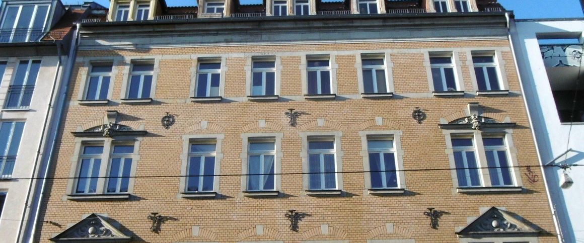 Alaunstraße – Rarität - Gemütliches 2-Zimmer-Dachgeschoss mit EBK und Balkon! Auf Wunsch Tiefgarage! - Foto 1