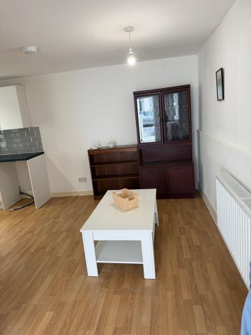 1 Bed Bungalow, Mellison Road, SW17 - Photo 2