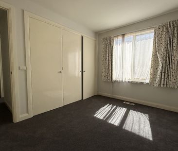 SINGLE LEVEL LIVING POSITIONED PERFECTLY - Photo 4