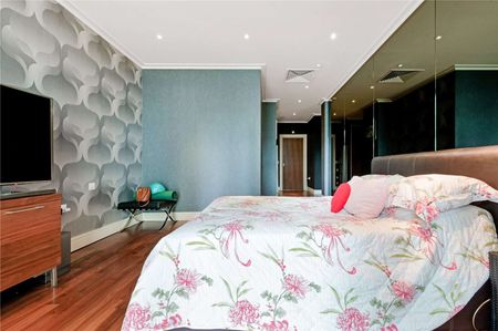 Savills are delighted to present this spacious residence in the sought-after Discovery Dock West development. - Photo 4