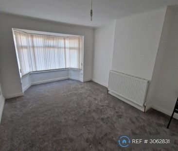 4 bedroom semi-detached house to rent - Photo 3
