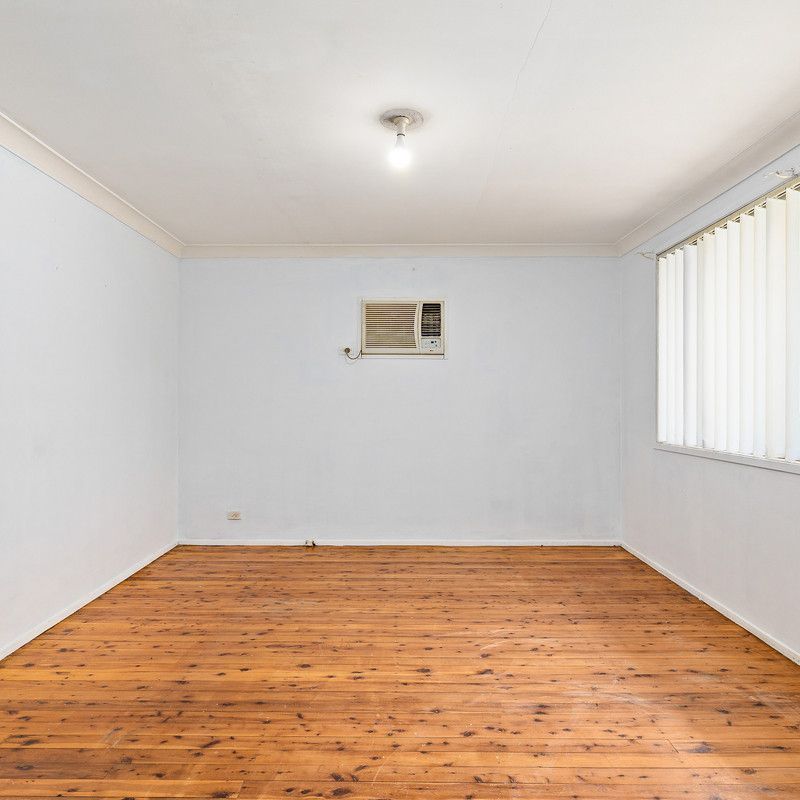 Perfect Three Bedroom Family Home Conveniently Close to Schools & Transport! - Photo 1