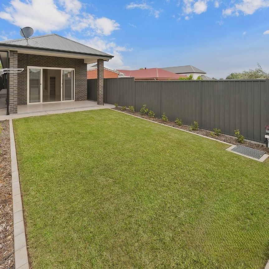 Stunning Modern Home&excl; Walking Distance to Schools&comma; Shops & Transport&excl; - Photo 1