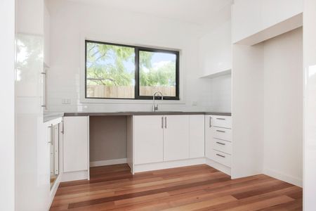 2/12 Mcnamara Street, Preston VIC 3072 - Photo 2