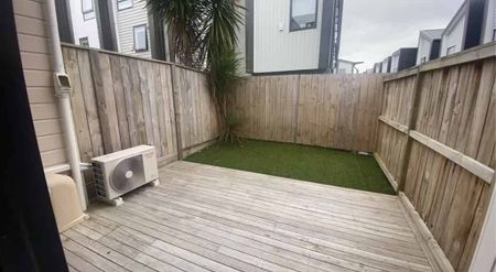 Two Bedroom townhouse, One Bathroom, One Separate Toilet + Study Townhouse - Photo 5
