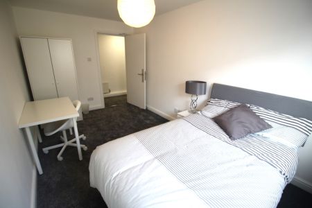 3 Bedroom Apartment - Photo 2