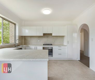 FRESHLY UPDATED & AIR CONDITIONED TWO BEDROOM UNIT ! - Photo 2