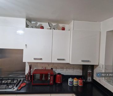 3 bedroom end of terrace house to rent - Photo 2