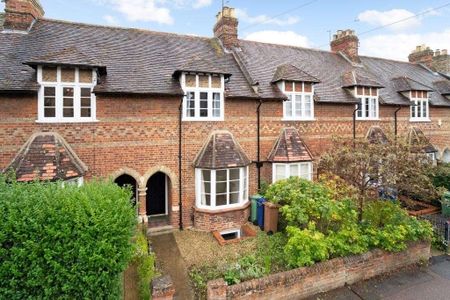 Charming Grade II listed 3 bedroom Victorian mid-terrace house with mature garden in Jericho - Photo 3