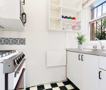 Top-Floor Art Deco home in leafy setting - Photo 3