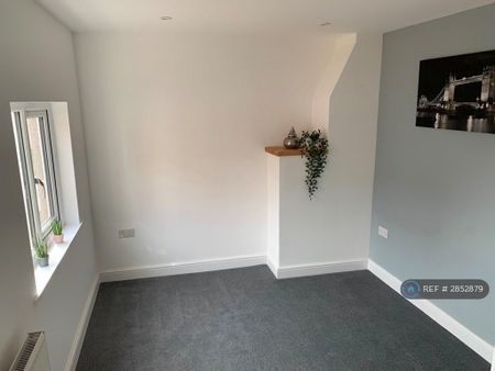 4 bedroom terraced house to rent - Photo 3