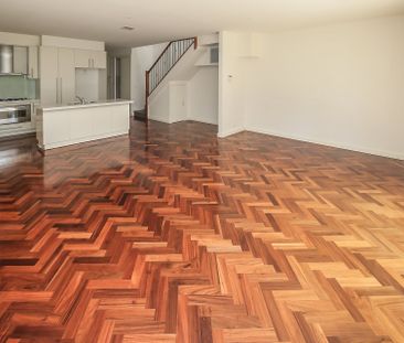 Spacious three bedroom townhouse - Photo 4
