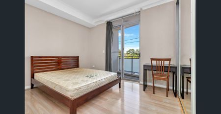 Large 2 Bedroom Apartment in the Heart of Burwood - Photo 2