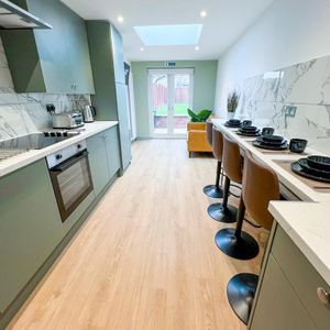 Double room with off-suite shower room - 3m x 2.5m - £700pcm, £700 deposit in shared house : £700 per month - Photo 3