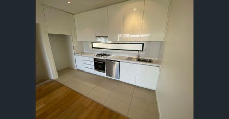 Spacious & low maintenance tri-level townhouse - Photo 4