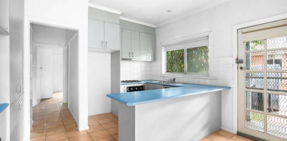 CUTE & COSY 3 BEDROOM HOME IN FAMILY FRIENDLY LOCATION - Photo 2