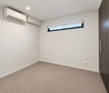 Boutique Two-Level Residence with Dual Terraces in the Heart of Kew - Photo 2