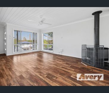 COMFORTABLE SPLIT LEVEL FAMILY HOME - Photo 5