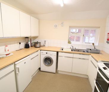 1 bedroom in a flat share to rent - Photo 3