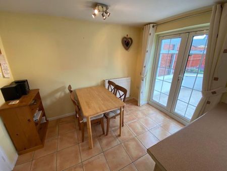 3 bedroom semi-detached house to rent - Photo 2