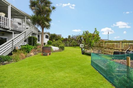 This modern four-bedroom, two-bathroom home offers the perfect blend of comfort and convenience. - Photo 5