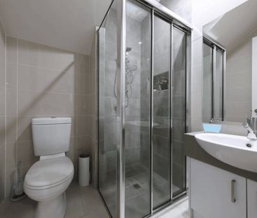 Modern Townhouse, Superbly Presented - Photo 1